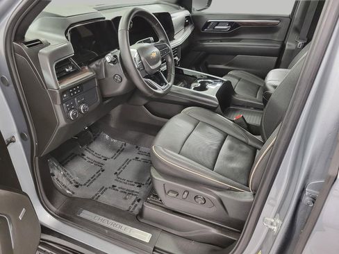 Used 2025 Chevrolet Suburban Premier image 9