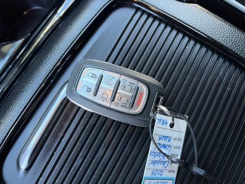 Used 2025 Chrysler Pacifica Limited FWD image 61