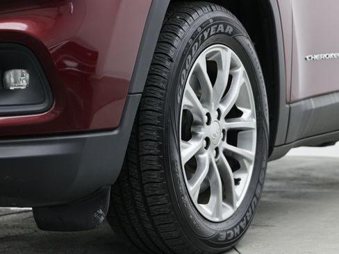 Used 2019 Jeep Cherokee Latitude Plus w/ Comfort/Convenience Group FWD image 12