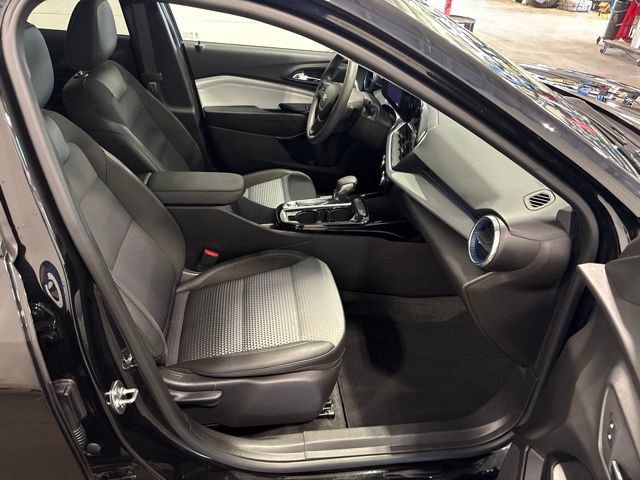 Used 2025 Chevrolet Trax LT FWD image 34