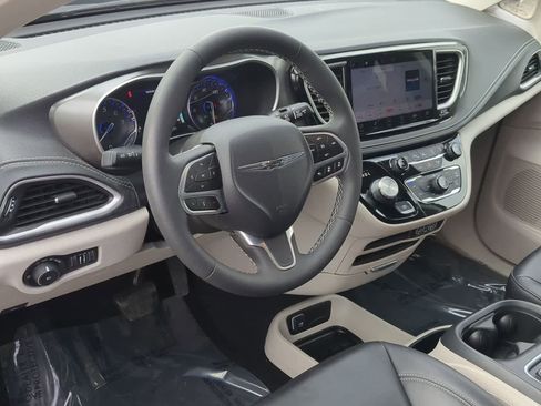 Used 2023 Chrysler Pacifica Touring-L image 10