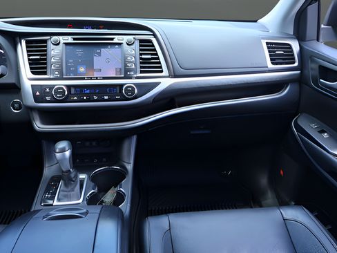 Used 2018 Toyota Highlander Limited Platinum AWD/4WD image 16