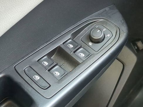 Used 2024 Volkswagen Taos SE image 25