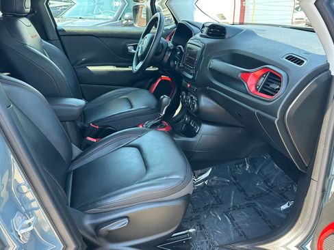 Used 2016 Jeep Renegade Trailhawk w/ Premium Trailhawk Package AWD/4WD image 10
