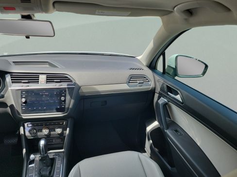Used 2018 Volkswagen Tiguan SE w/ Panoramic Sunroof Package FWD image 7