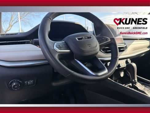 Used 2025 Jeep Compass Limited image 17