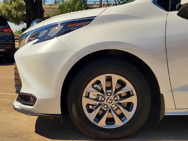 Used 2026 Toyota Sienna XLE FWD image 5