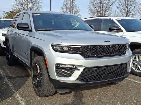 New 2025 Jeep Grand Cherokee Limited w/ Black Appearance Package AWD/4WD image 3