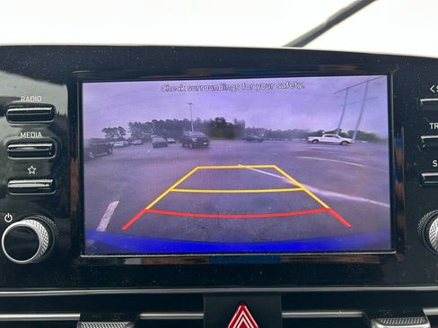 Used 2022 Hyundai Elantra SEL w/ Convenience Package FWD image 2