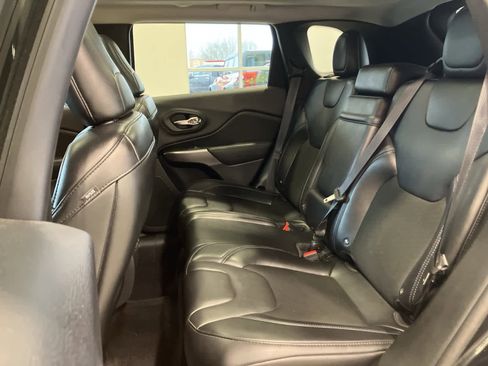 Used 2019 Jeep Cherokee Latitude Plus w/ Comfort/Convenience Group image 27