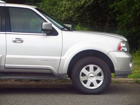 Used 2004 Lincoln Navigator Luxury AWD/4WD image 5