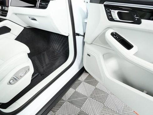 Certified 2024 Porsche Macan image 27