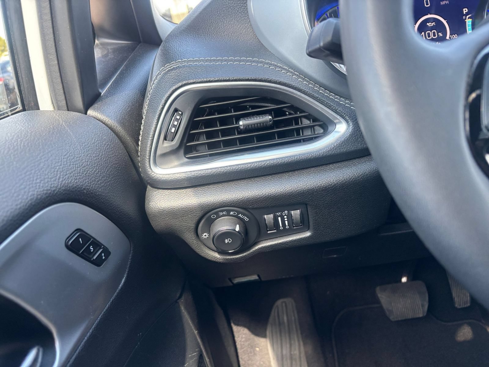 Used 2025 Chrysler Pacifica Limited FWD image 38