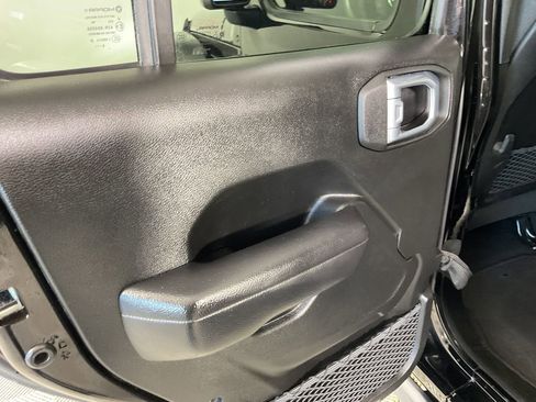 Used 2024 Jeep Wrangler Unlimited Rubicon AWD/4WD image 17