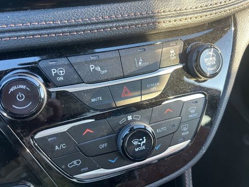 Used 2024 Chrysler Pacifica Pinnacle image 21