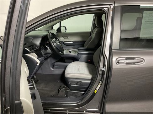Used 2022 Toyota Sienna LE image 18