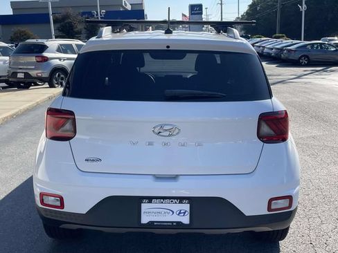 Used 2024 Hyundai Venue SEL FWD image 5