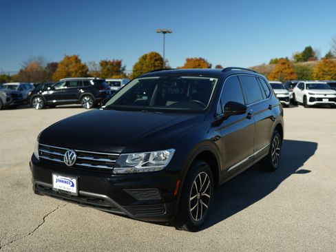 Used 2021 Volkswagen Tiguan SE w/ Panoramic Sunroof Package image 4