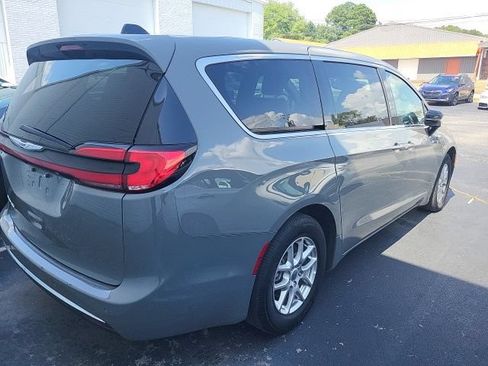 Used 2025 Chrysler Pacifica Select FWD image 3