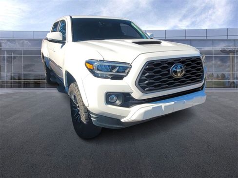 Used 2022 Toyota Tacoma TRD Sport image 2