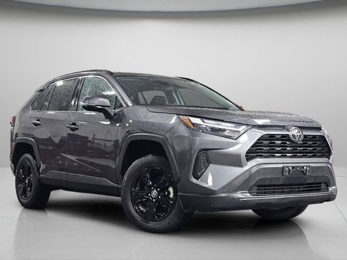 Used 2023 Toyota RAV4 XLE AWD/4WD image 2
