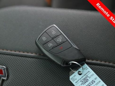 Used 2025 GMC Sierra 2500 AT4 w/ Technology Package image 3