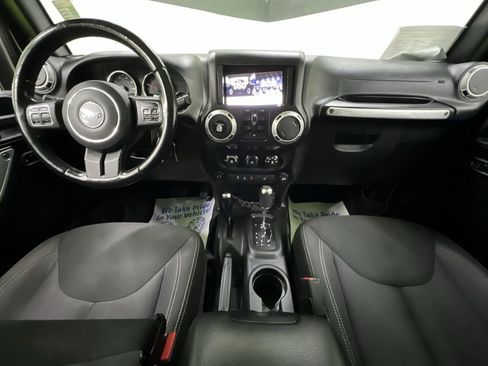 Used 2016 Jeep Wrangler Unlimited Sahara w/ Connectivity Group AWD/4WD image 16