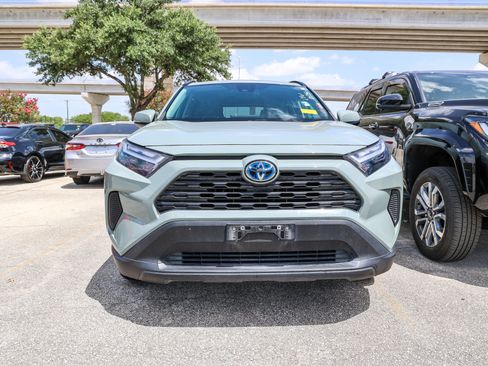 Used 2022 Toyota RAV4 XLE w/ Convenience Package AWD/4WD image 4