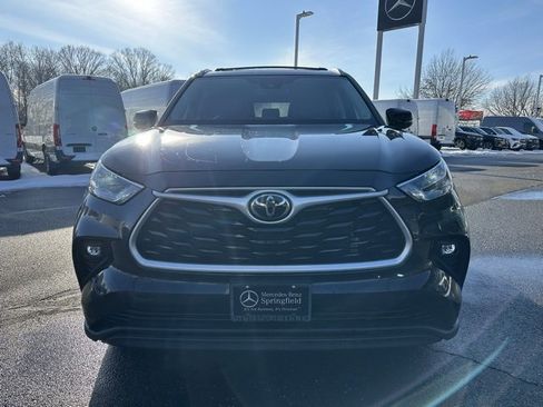 Used 2022 Toyota Highlander XLE image 2