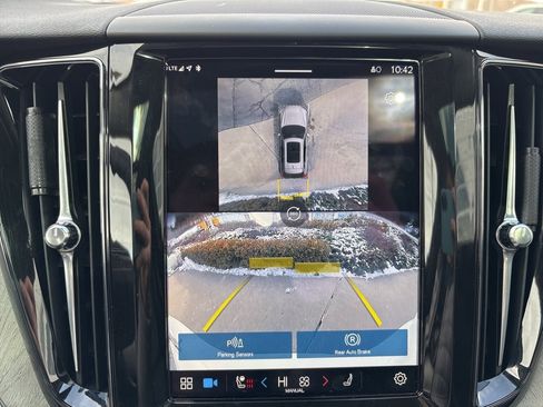 Used 2025 Volvo XC60 B5 Plus image 23