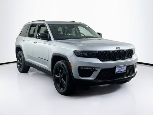 Used 2023 Jeep Grand Cherokee Limited w/ Black Appearance Package image 3