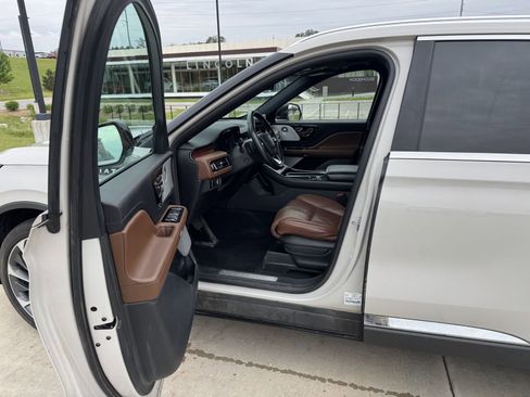 Used 2023 Lincoln Aviator Reserve w/ Equipment Group 201A AWD/4WD image 5