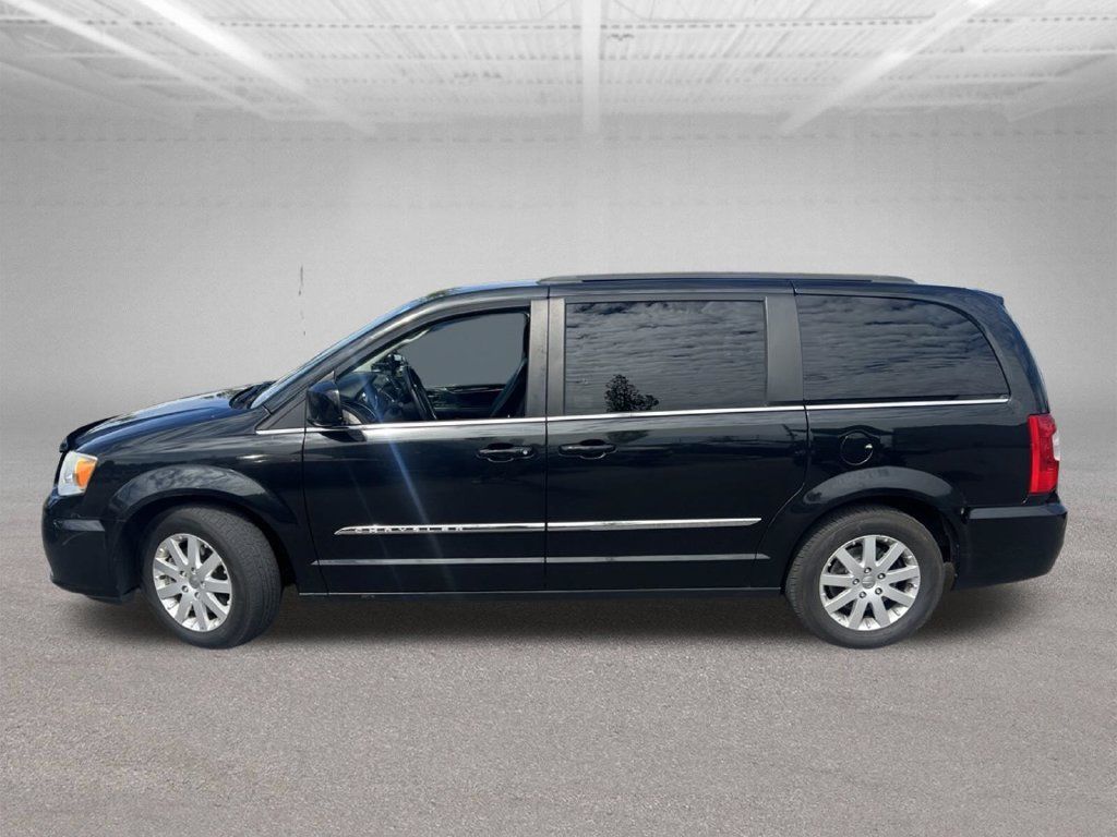Used 2014 Chrysler Town & Country Touring FWD image 4