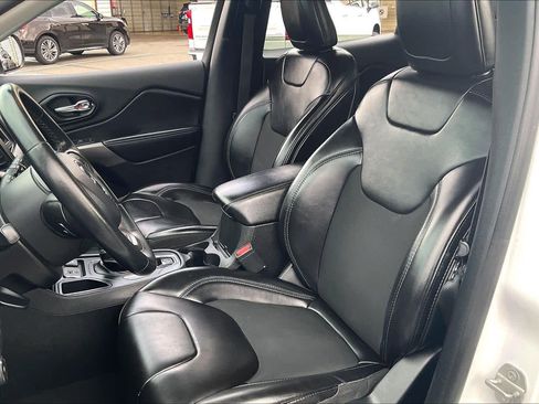 Used 2019 Jeep Cherokee Latitude Plus w/ Comfort/Convenience Group image 26