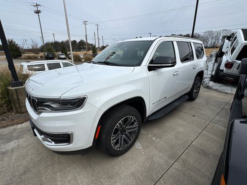 Used 2024 Jeep Wagoneer Series II w/ Flexible Seating Group image 5