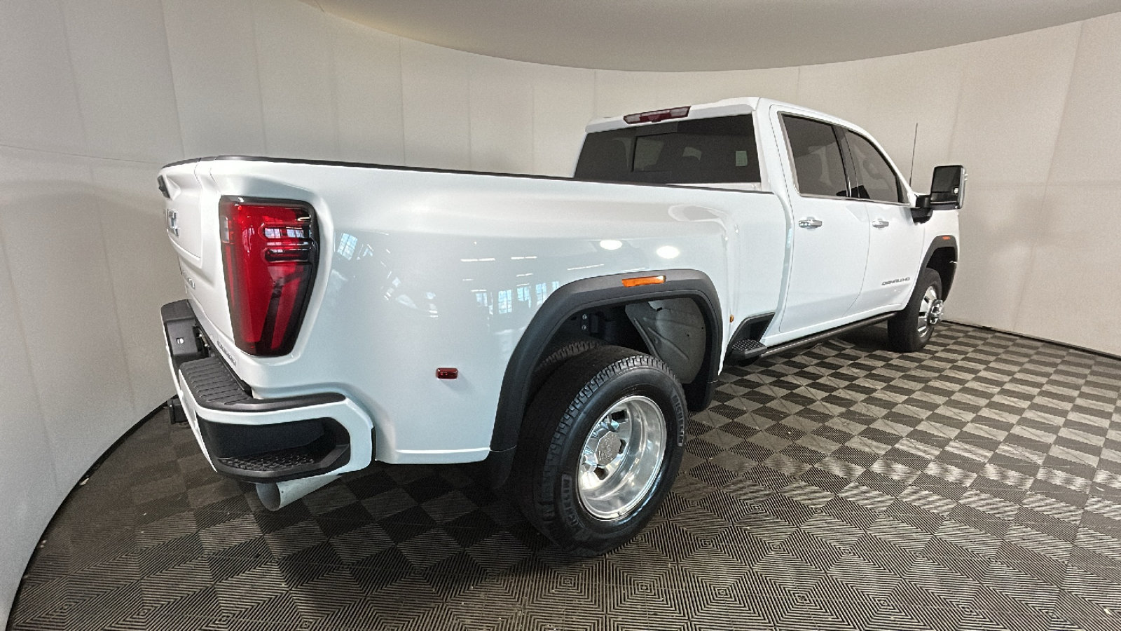 Used 2024 GMC Sierra 3500 Denali w/ Denali Reserve Package AWD/4WD image 3