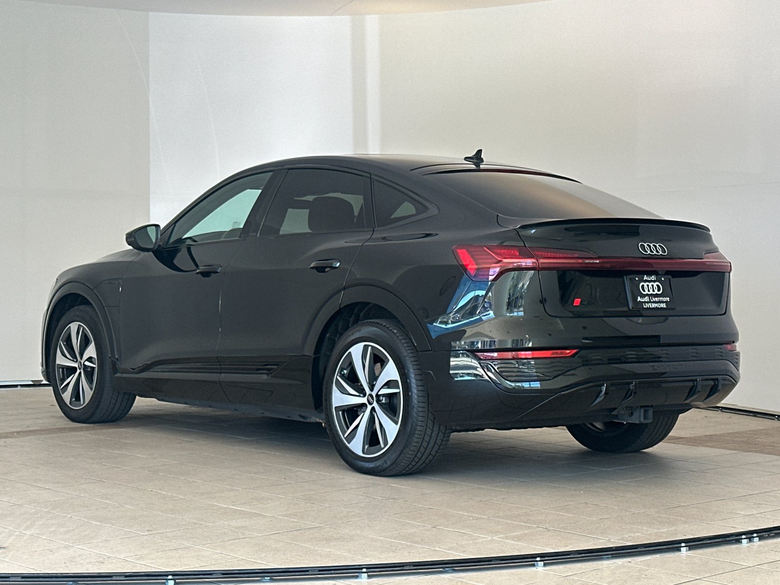 Used 2024 Audi Q8 e-tron Premium AWD/4WD image 4