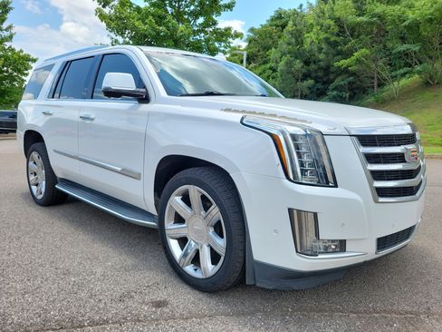 Used 2018 Cadillac Escalade Luxury AWD/4WD image 7