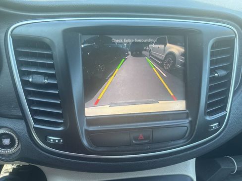 Used 2017 Chrysler 200 Limited Platinum FWD image 7