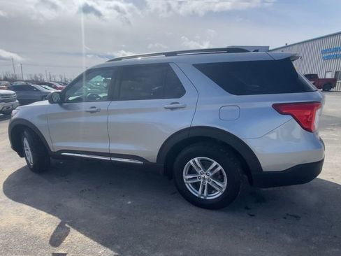 Used 2021 Ford Explorer XLT w/ Equipment Group 202A image 6
