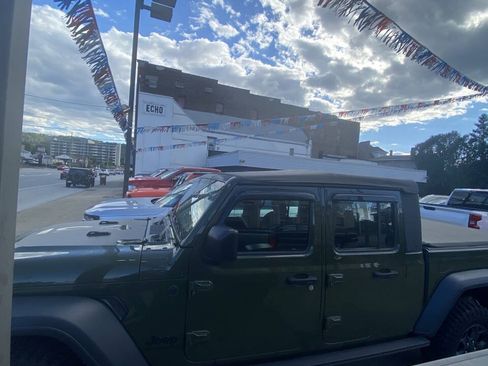 Used 2023 Jeep Gladiator Sport w/ Trailer Tow Package AWD/4WD image 4