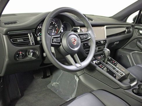 Certified 2026 Porsche Macan AWD/4WD image 4