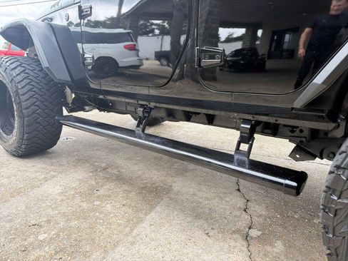 Used 2018 Jeep Wrangler Unlimited Rubicon w/ Connectivity Group AWD/4WD image 16
