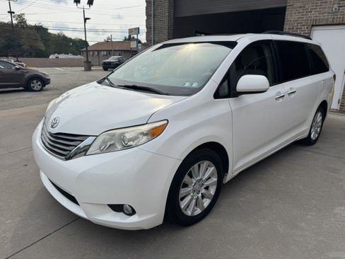 Used 2014 Toyota Sienna XLE w/ Entertainment Package AWD/4WD image 8