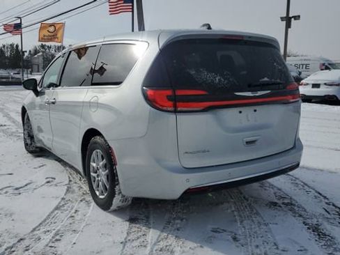Certified 2024 Chrysler Pacifica Touring-L image 2