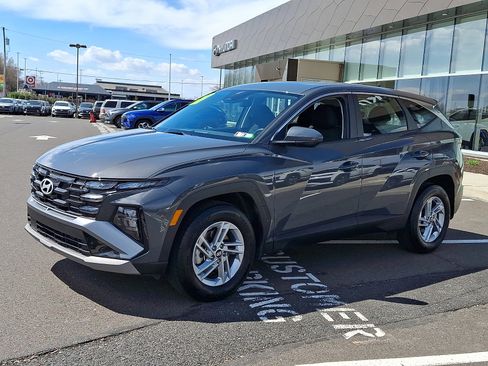 Certified 2025 Hyundai Tucson SE image 3