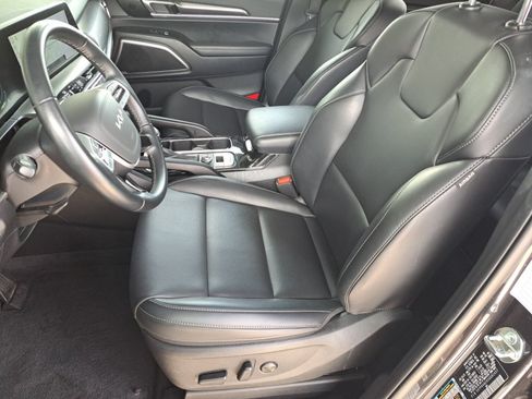 Used 2025 Kia Telluride S FWD image 11