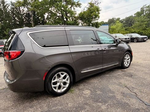 Used 2017 Chrysler Pacifica Touring-L w/ Tire & Wheel Group FWD image 8