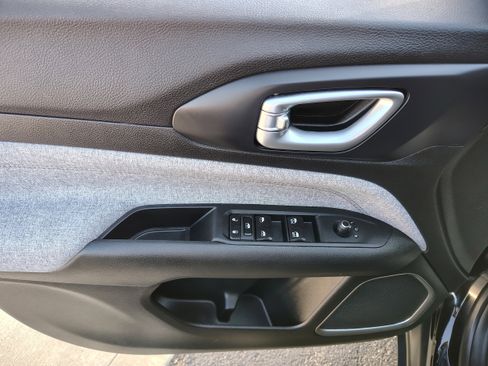 Certified 2023 Jeep Compass Latitude image 19