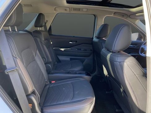 Used 2024 Nissan Pathfinder Platinum image 34